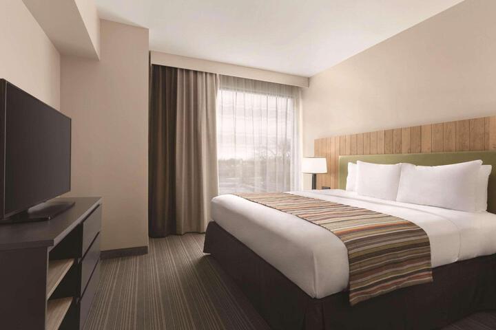 1 King Bed (7 of 10)