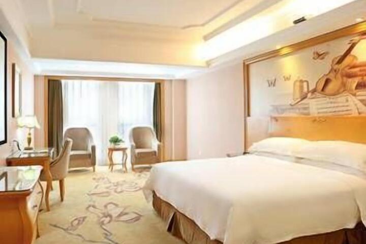 Room 6 of 20