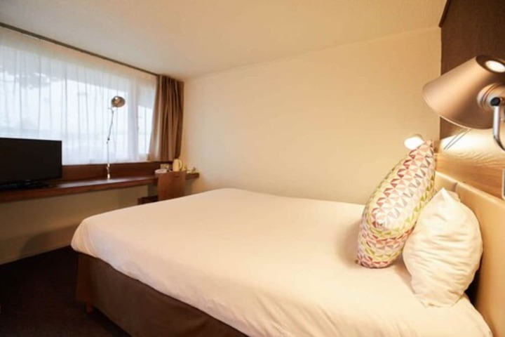 Room 4 of 34