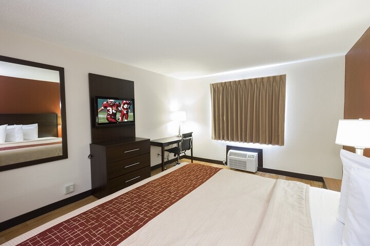 Deluxe King Bed (9 of 14)