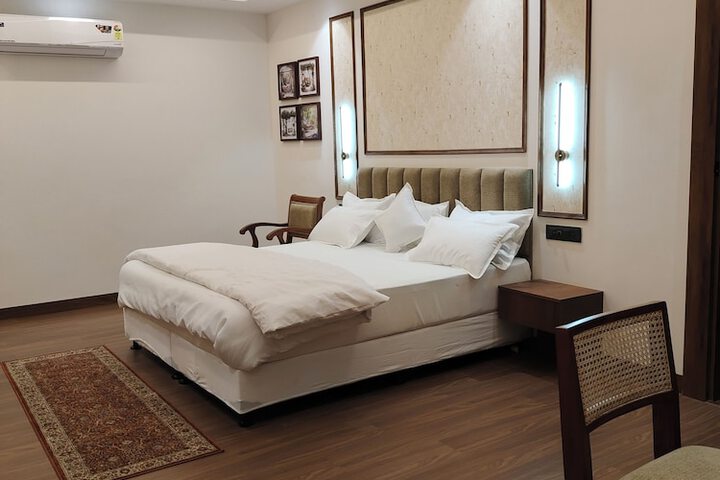 Room 2 of 30