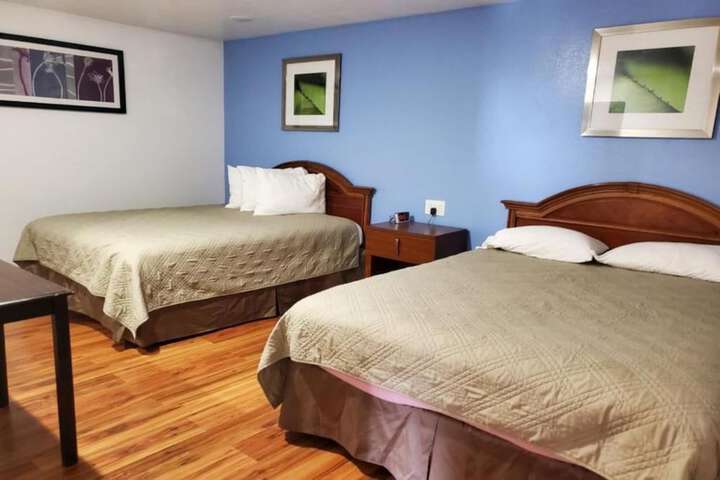 1 Queen Bed (3 of 11)