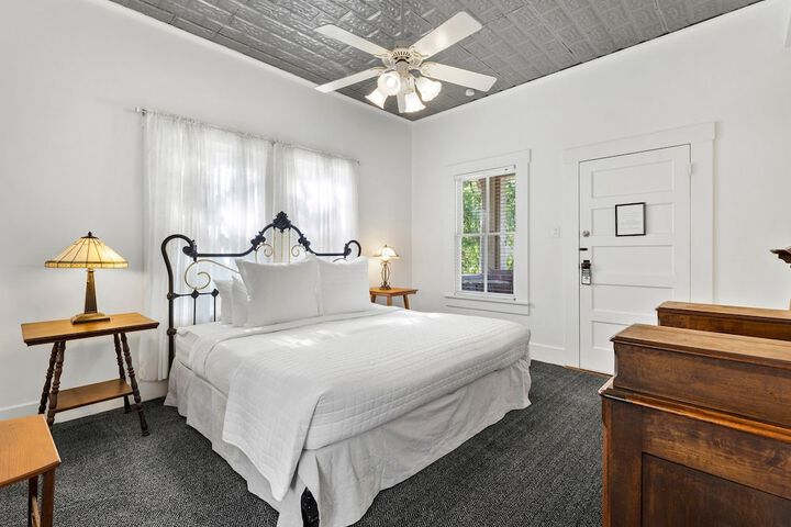 Room 34 of 100
