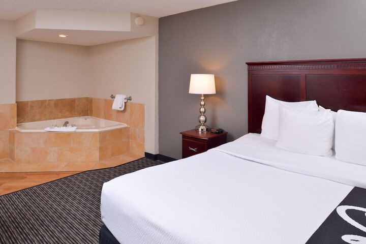 1 King Bed (3 of 24)
