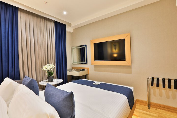 Room 28 of 63