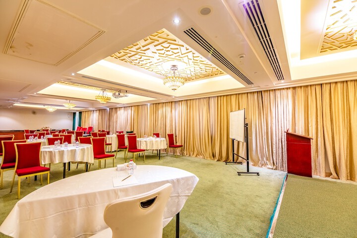 Ballroom/Hall 66 of 75