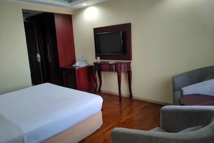 Room 10 of 13