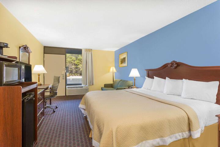 1 King Bed (5 of 7)