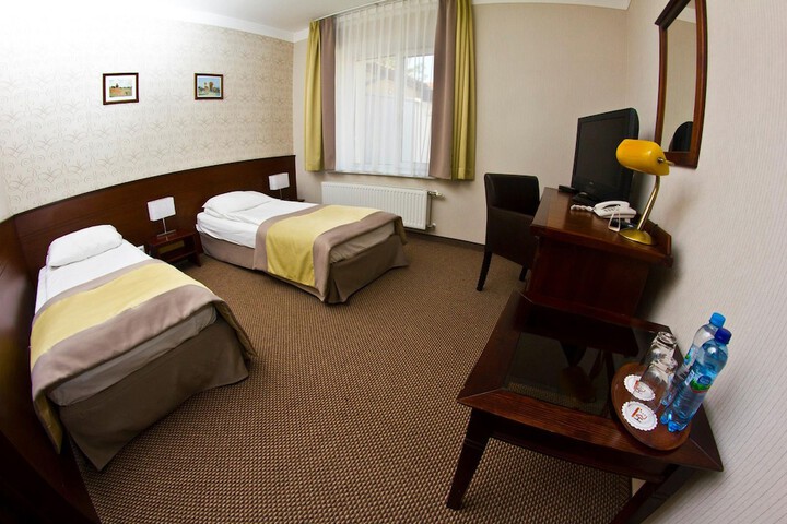 Room 10 of 37