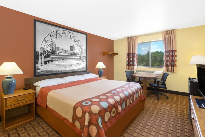 1 King Bed (3 of 5)