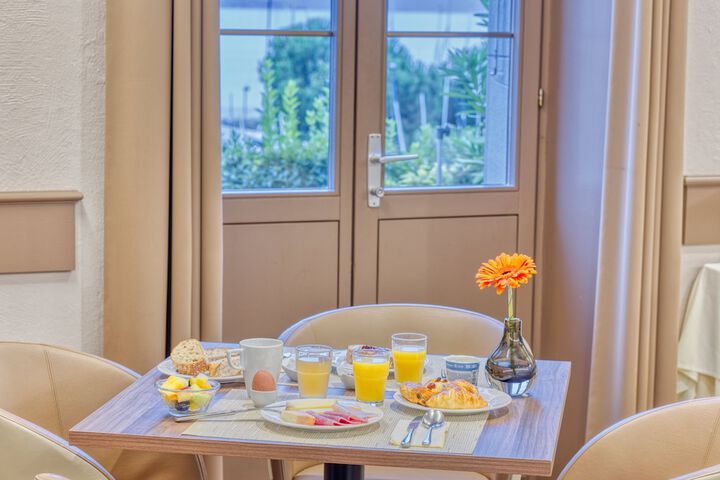 Breakfast/Coffee Service 79 of 124