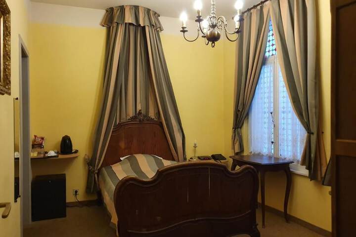 Room 11 of 40