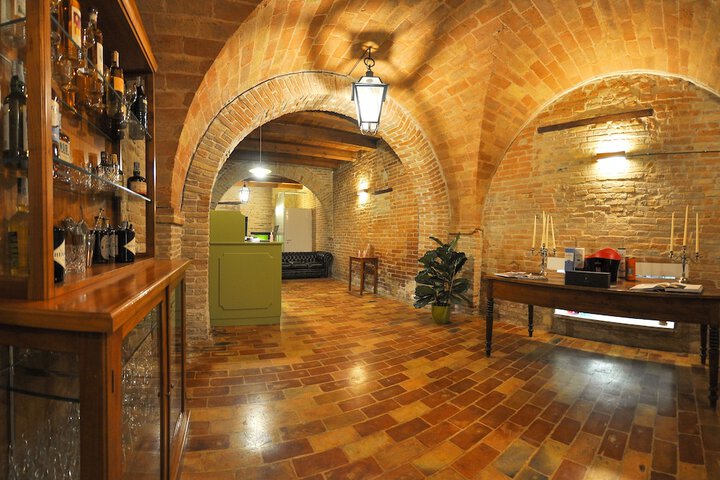 Ballroom/Hall 38 of 44
