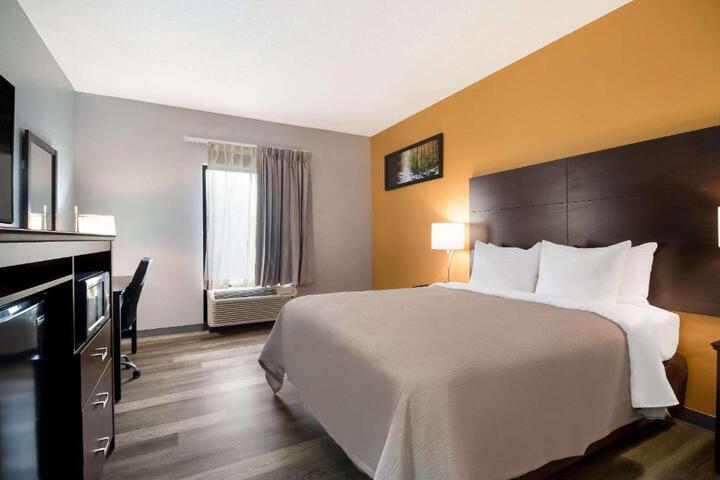 Queen Bed Accessible (4 of 15)