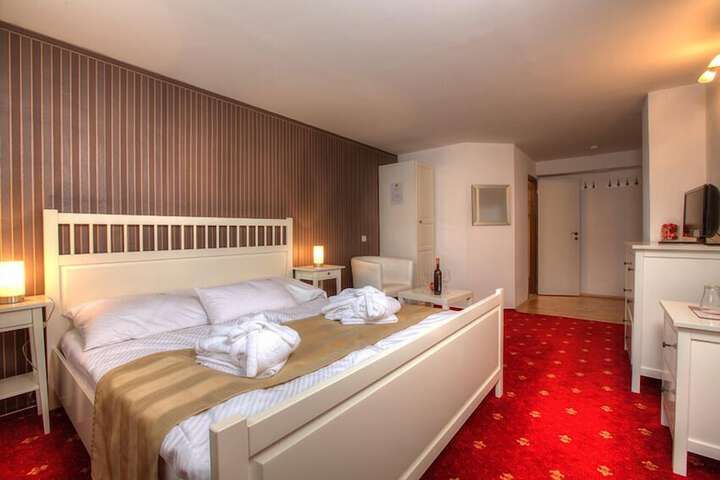 Room 30 of 53