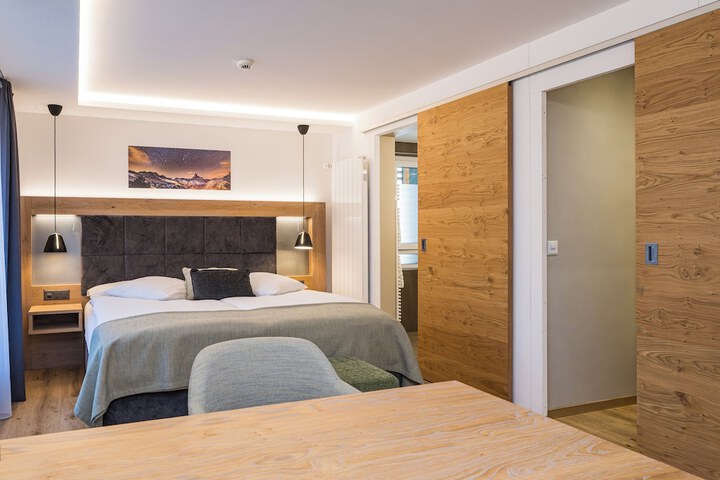Room 33 of 142