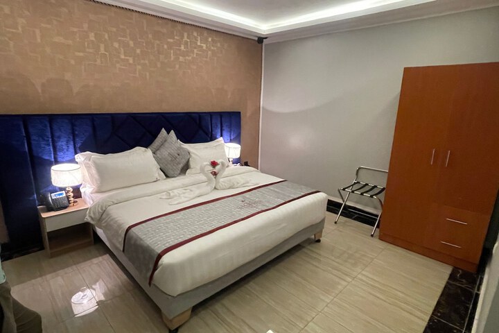Room 2 of 5
