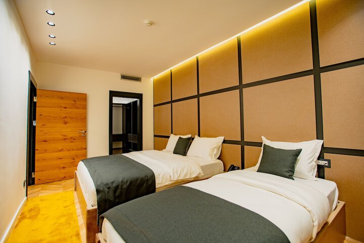 Room 12 of 37