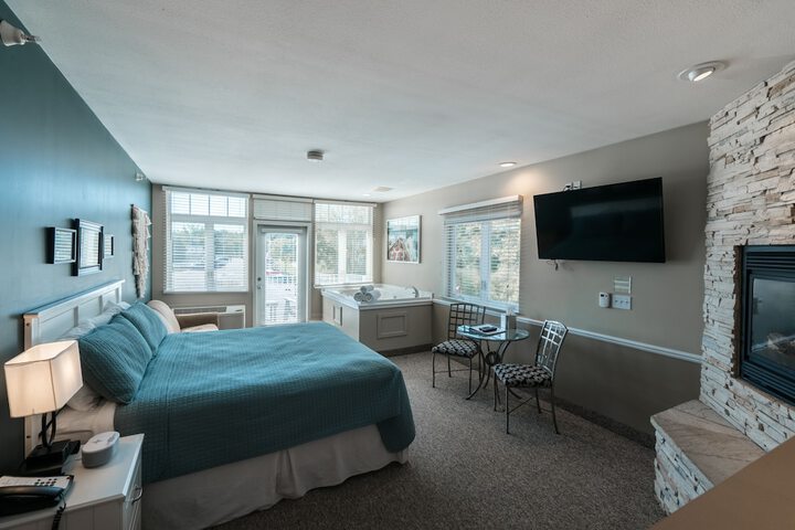 Deluxe King Bed Lake View Sofa (14 of 16)