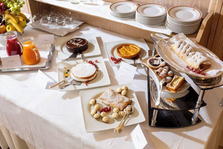 Breakfast/Coffee Service 162 of 180