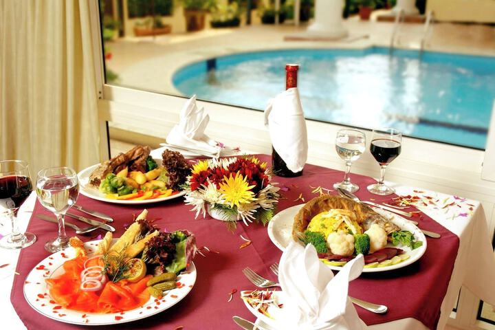 Dining 17 of 31