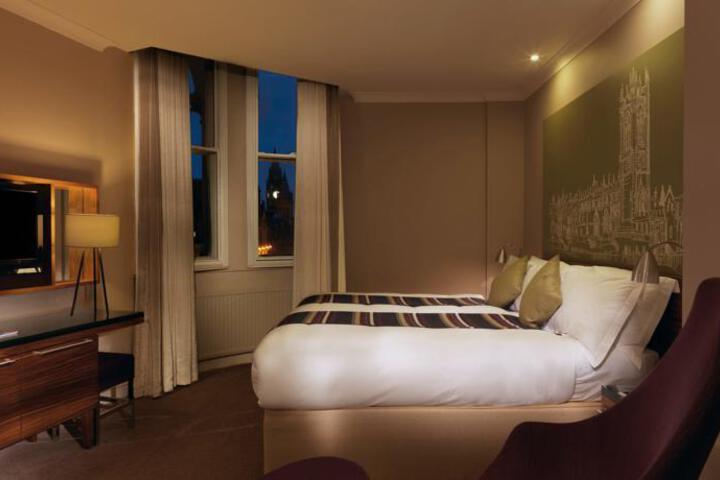 Room 25 of 82