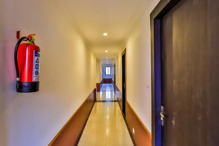 Room 9 of 13
