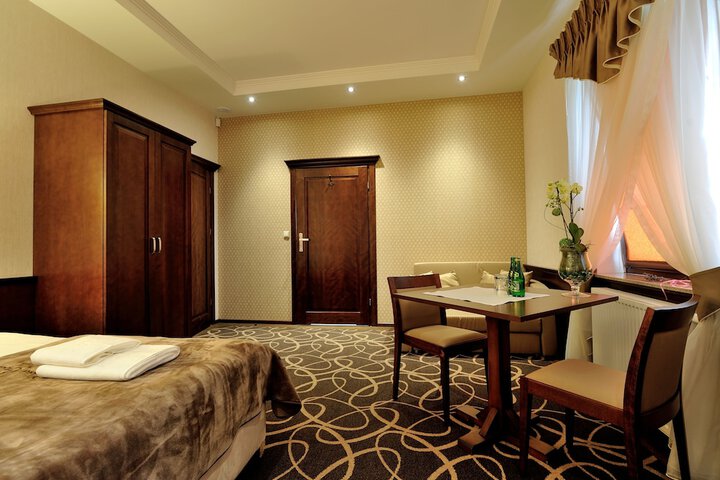 Room 11 of 50