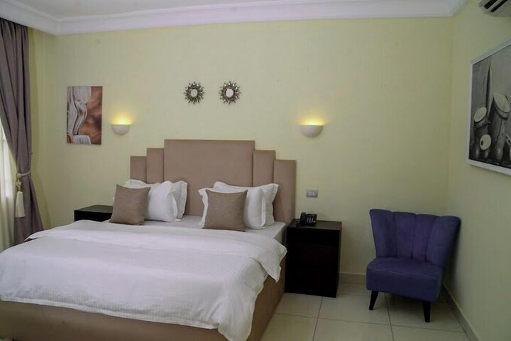 Room 2 of 32