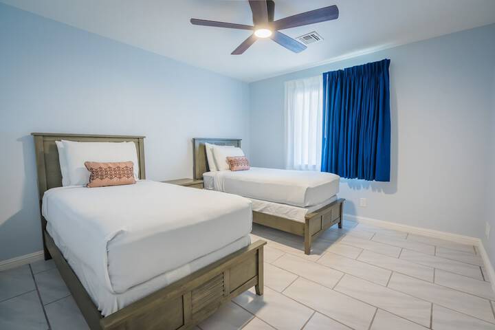 1 King Bed (3 of 26)