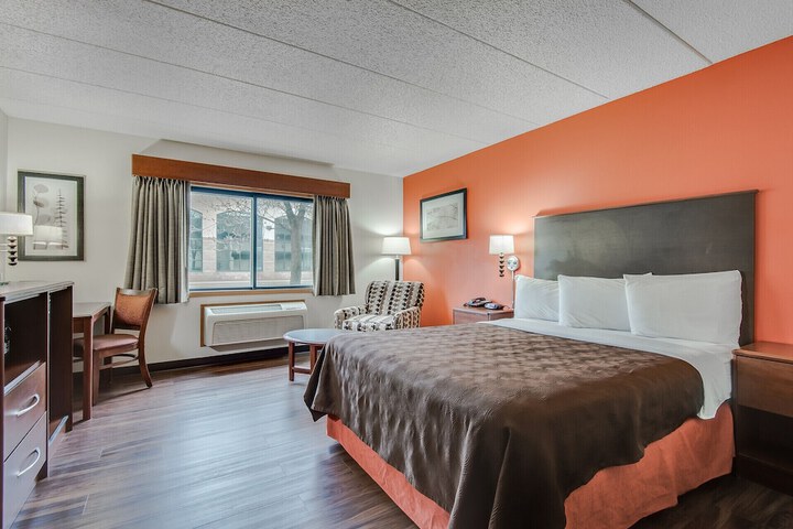 1 King Bed (6 of 30)