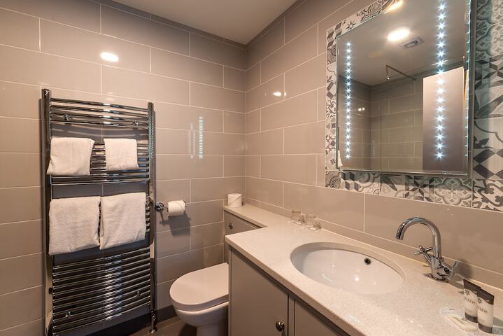 Room 5 of 28
