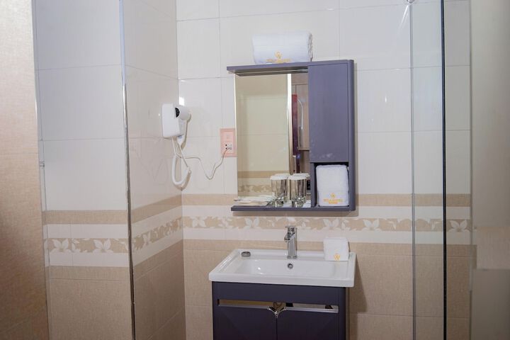 Room 6 of 13