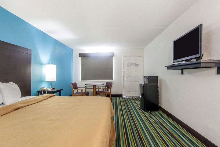 1 King Bed (5 of 10)