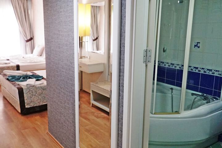 Room 28 of 76