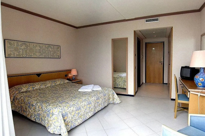 Room 2 of 25