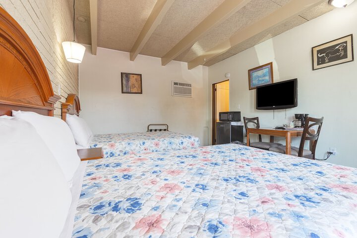 1 Queen Bed (18 of 26)