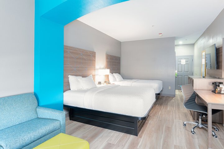 2 Queen Beds (8 of 9)