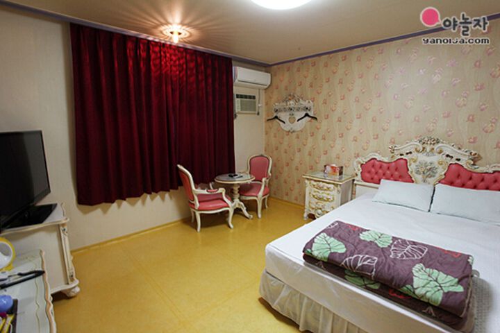 Room 26 of 79