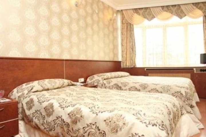 Room 4 of 12