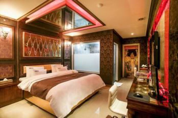 Room 6 of 10