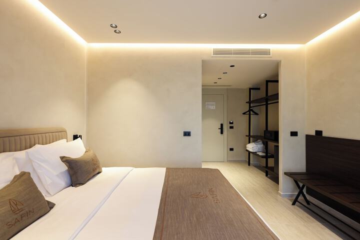 Room 5 of 63