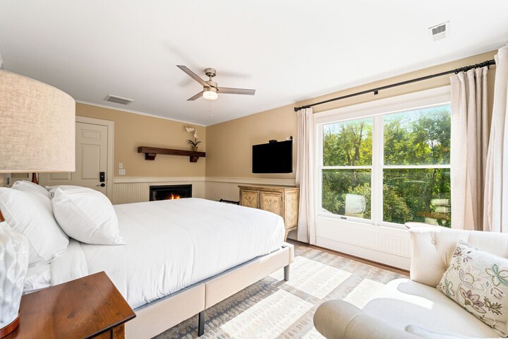 Room 12 of 82