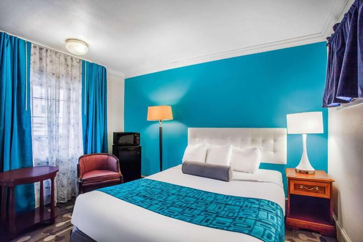 1 Queen Bed (3 of 13)