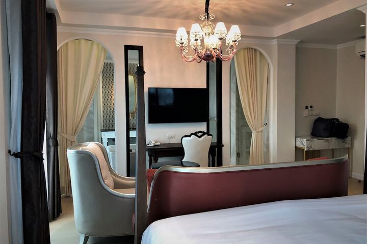 Room 4 of 89