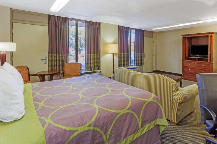 1 King Bed (1 of 14)