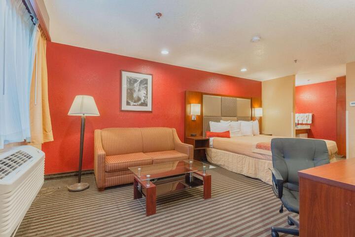 1 King Bed Sofa Bed For 1 Person WiFi Full Breakfast (10 of 13)