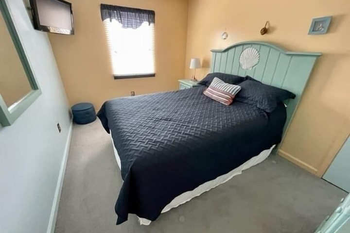 Room 4 of 18