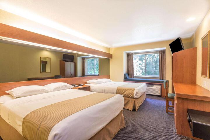 2 Queen Beds Deluxe Room (31 of 43)