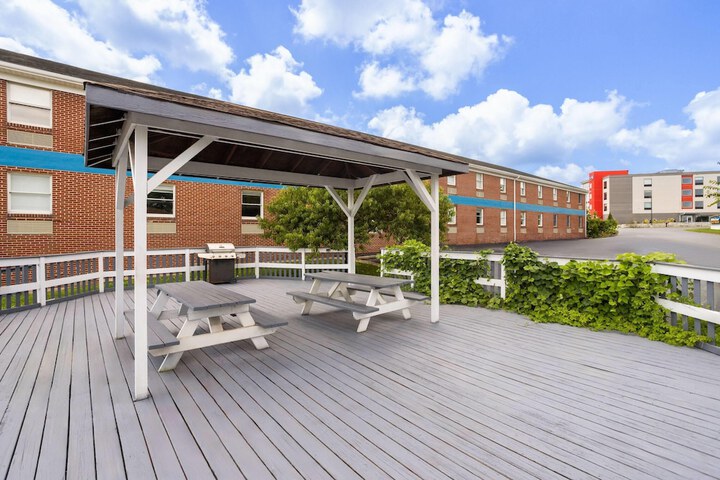 Hotel Exterior 55 of 65